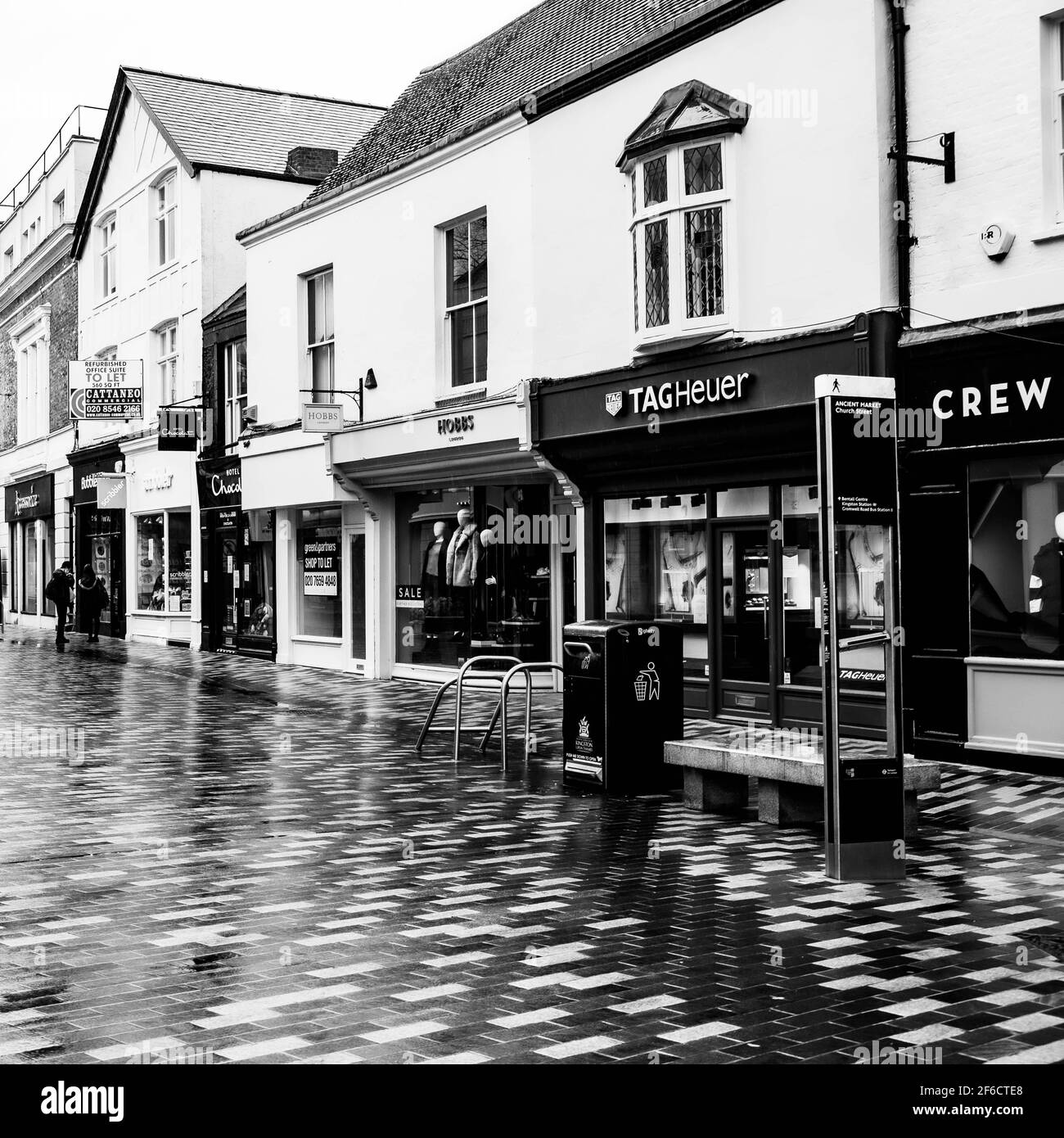 Schwarz-Weiß-Bild eines geschlossenen Shops während Covid-19 Coronavirus Pandemic Lockdown With No People Stockfoto