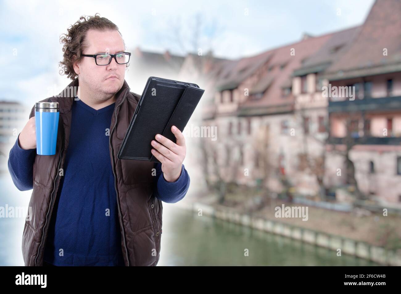 Erwachsener Student. Das Tablet. Kaffee. Stockfoto