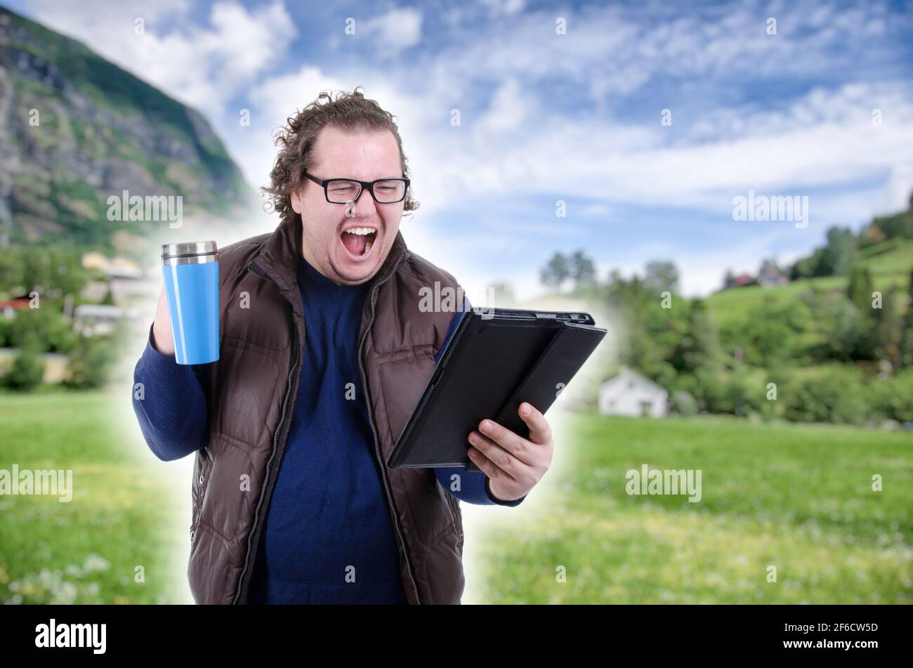 Erwachsener Student. Das Tablet. Kaffee. Stockfoto