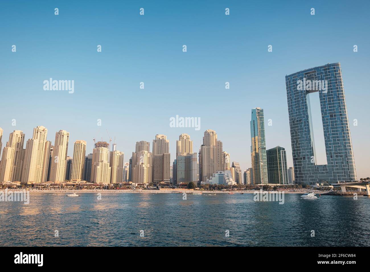 Dubai, VAE - 15. Februar 2020: Marina JBR Beach Sea Water font Tall Buildings. Urban Arabian Architectural Excellence. dubai Marina aus der gefangen Stockfoto