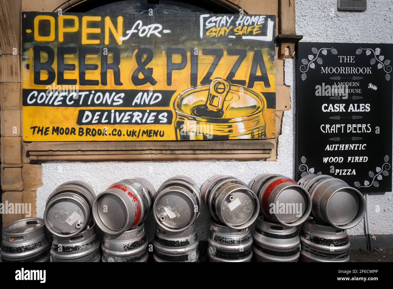 Bier und Pizza zur Abholung oder Lieferung während der Covid-Sperre von The Moorbrook, Preston, Lancashire, Großbritannien. Stockfoto