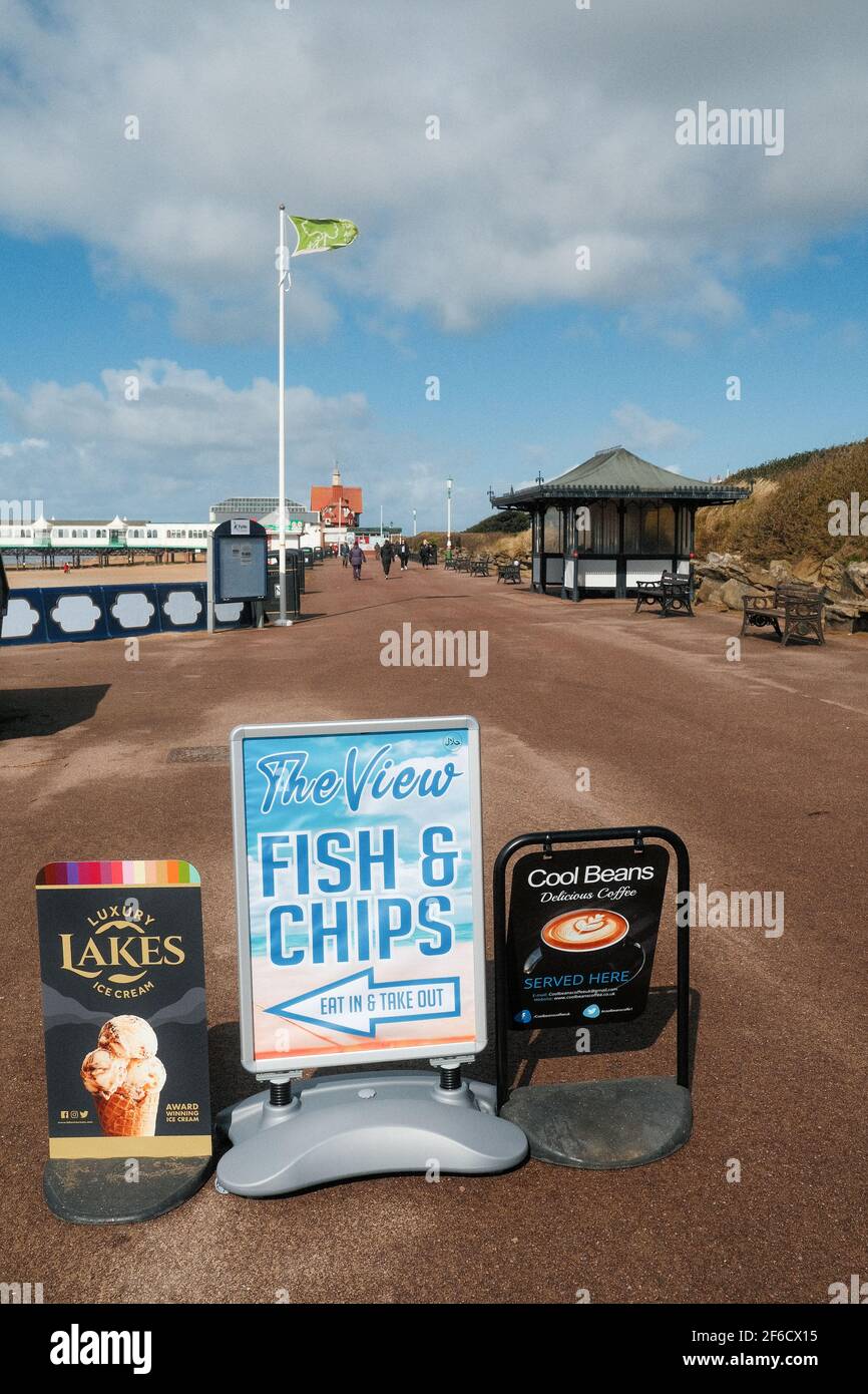 Schild für Fish and Chips an der Promenade in St Annes on Sea, Lancashire, Großbritannien. Stockfoto