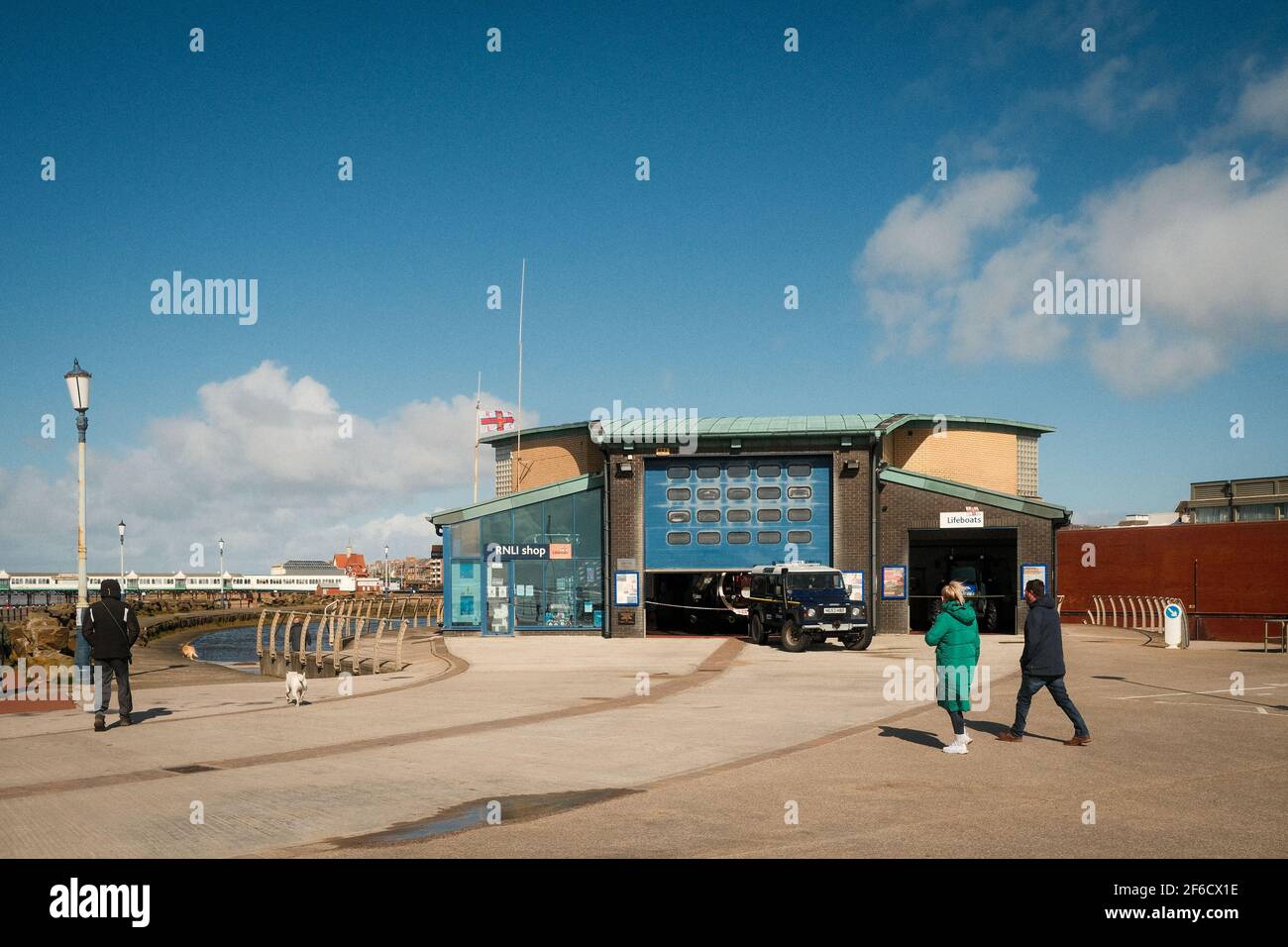 St Annes on Sea, Lancashire. Ein Spaziergang entlang der Küste führt Sie an der RNLI Rettungsboot Station vorbei. Stockfoto