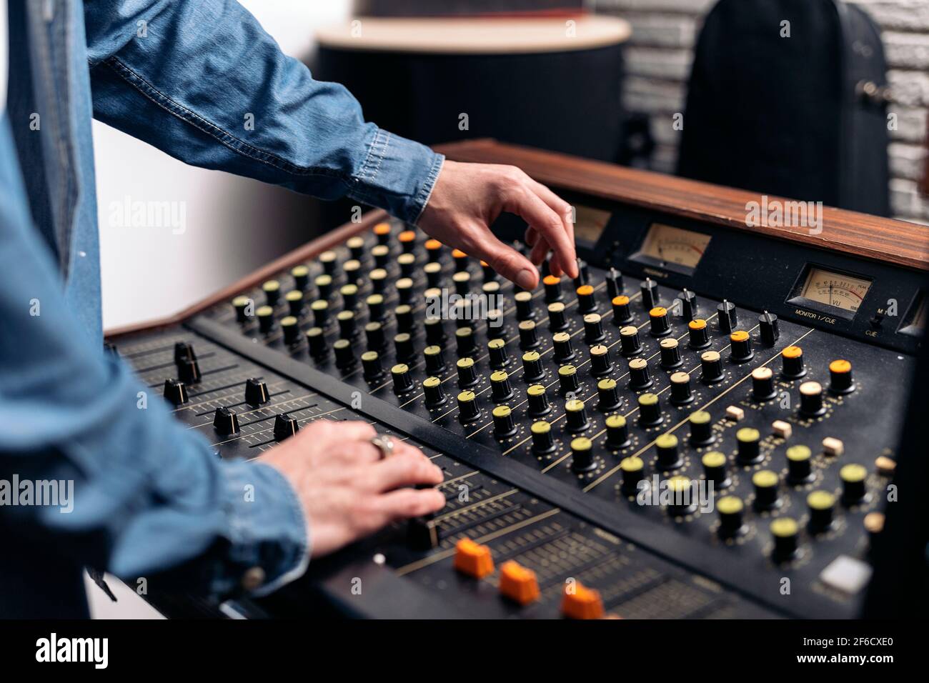 Stock Foto von nicht erkannten Personen mit Panel-Steuerung in professionellen Musikstudio. Stockfoto