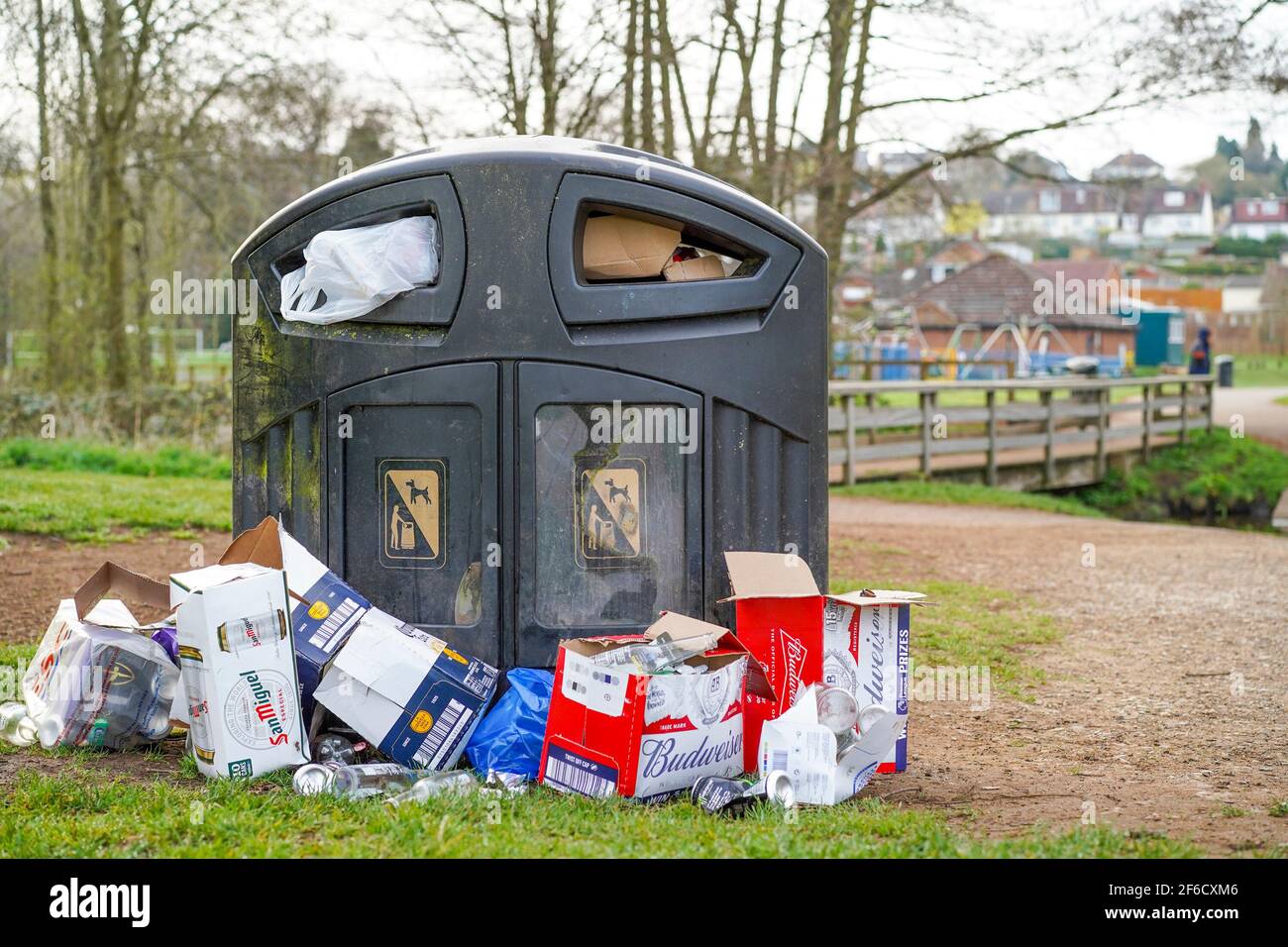 Kidderminster, Großbritannien. März 2021. Das Feiern der lockeren Regeln der Sperrung hat sich auf die Einheimischen in einem Park in Kidderminster sehr geauswirkt. Mehrere leere Kisten und Alkoholflaschen wurden nach einem festlichen Trinkabend um einen Abfalleimer herum zurückgelassen. Die Menschen in Kidderminster müssen die aufwendigsten Rebellen in Großbritannien sein, nachdem sie gefeiert haben, haben diese Jungs ihren ganzen Müll gesammelt und ihren Müll ordentlich um den Abfalleimer des Parks herum gelegt! Kredit: Lee Hudson/Alamy Live Nachrichten Stockfoto