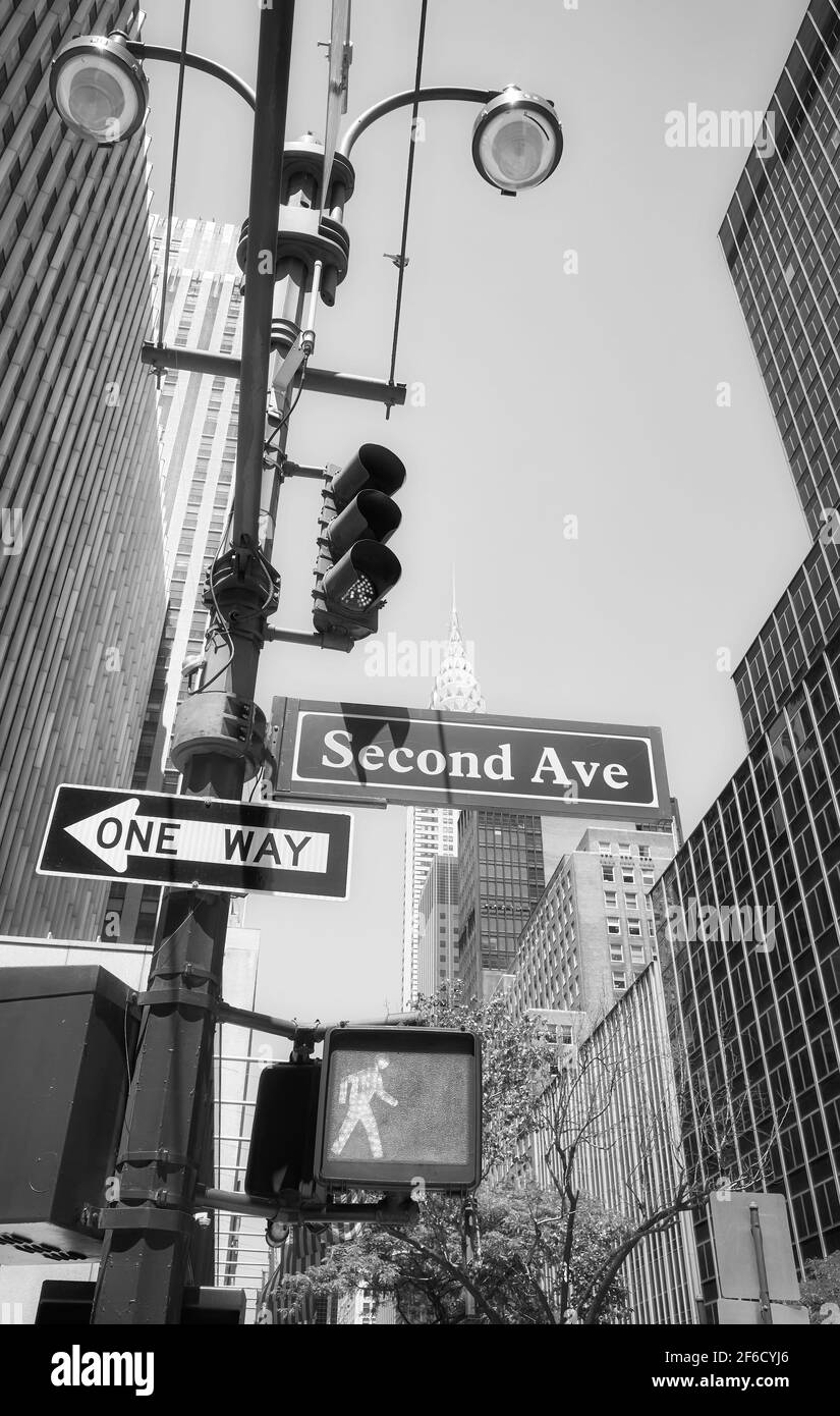 Manhattan Stadtbild mit Second Avenue und Einbahnstraßenschildern an einer Ampelkreuzung, New York City, USA. Stockfoto