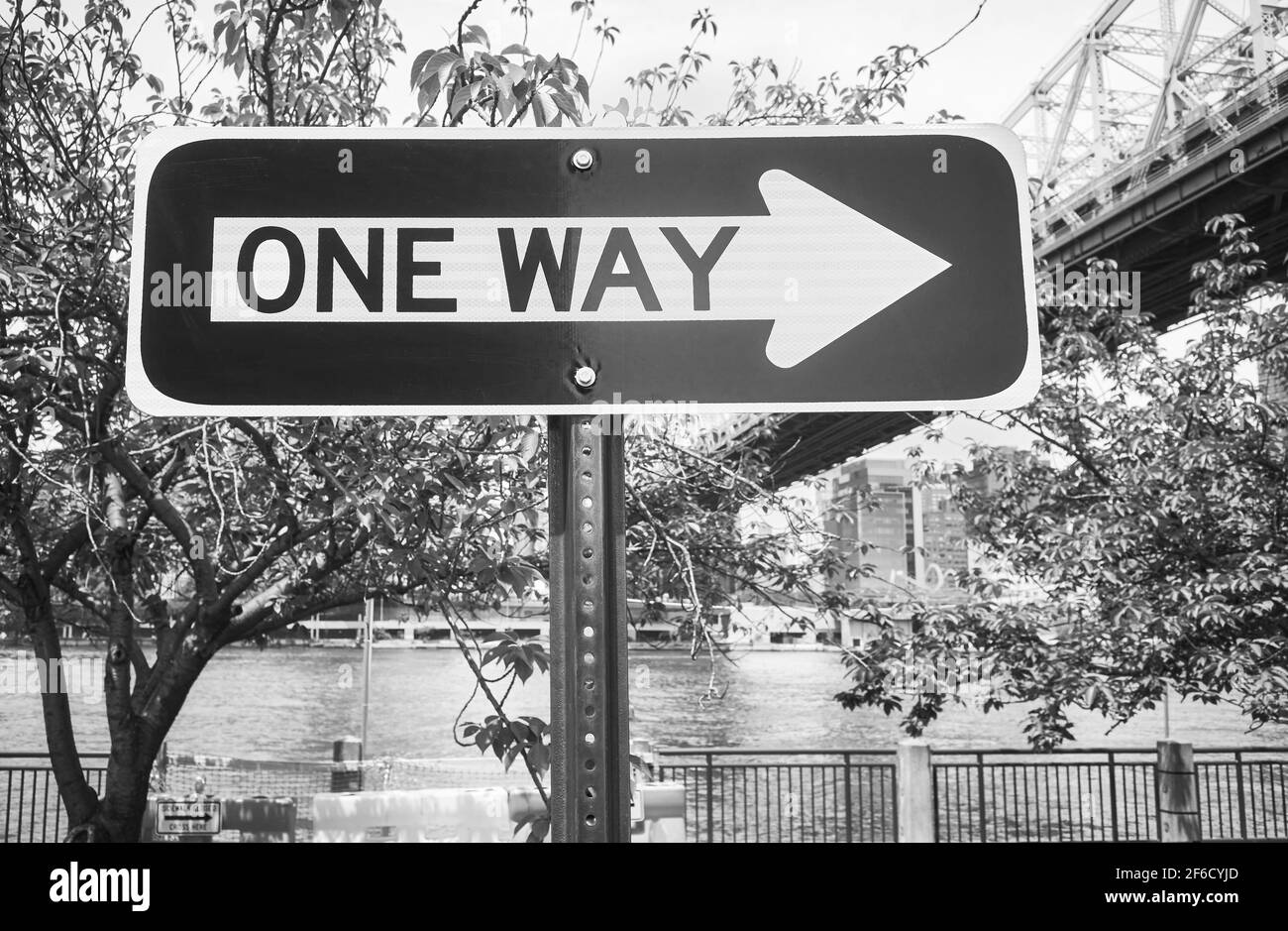 Schwarz-Weiß-Bild von Einbahnstraße Schild in Roosevelt Island, New York City, USA. Stockfoto