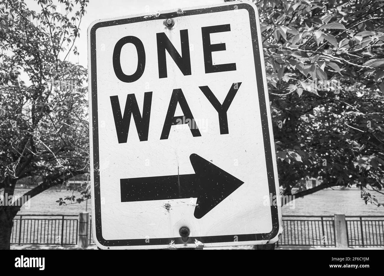 Schwarz-Weiß-Bild von Einbahnstraße Schild in Roosevelt Island, New York City, USA. Stockfoto