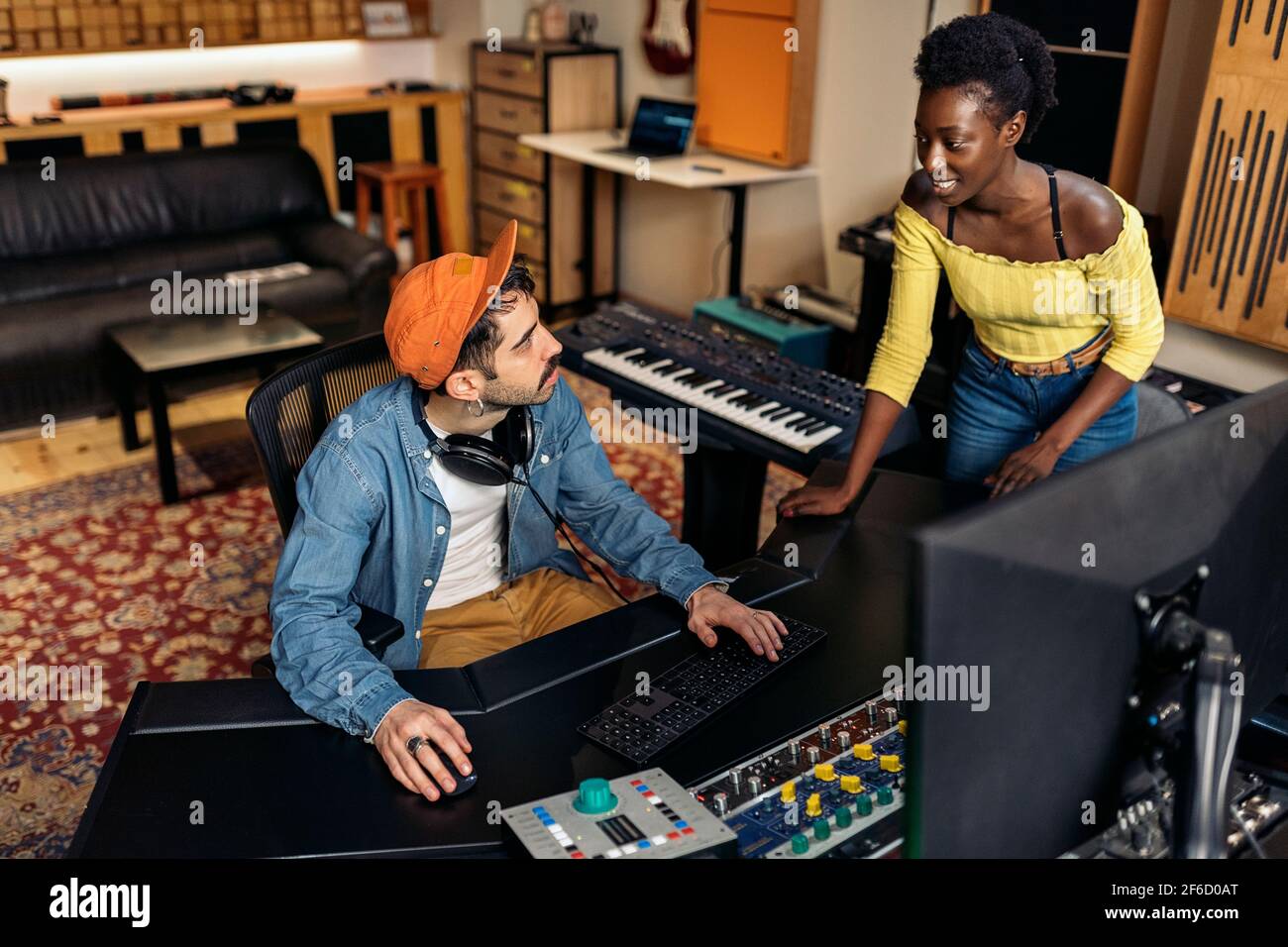 Stock Foto von coolen Künstlern arbeiten in professionellen Musikstudio. Stockfoto