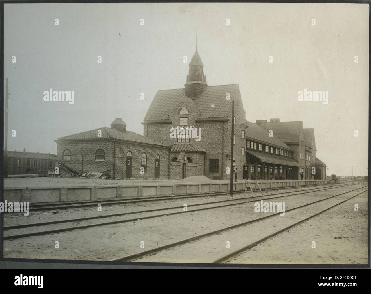 Haparanda Station House. Bahnhofshaus in Brick 1915. Architekt F. Zettervall. K-markiert im Jahr 1986. Die Station wurde 1915 gegründet, die Station 1919 fertiggestellt. Provisorischer Verkehr eröffnet 1915-06-18 .Persontal-Verbindungen zum Hafen von Haparanda 1916-01-21. Stockfoto