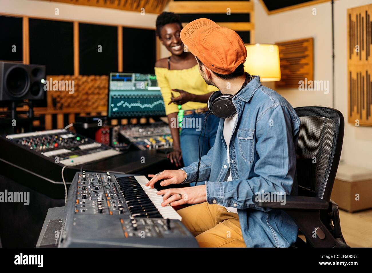 Stock Foto von männlichen Musiker in professionellen Musikstudio spielen elektronische Klaviertastatur. Stockfoto