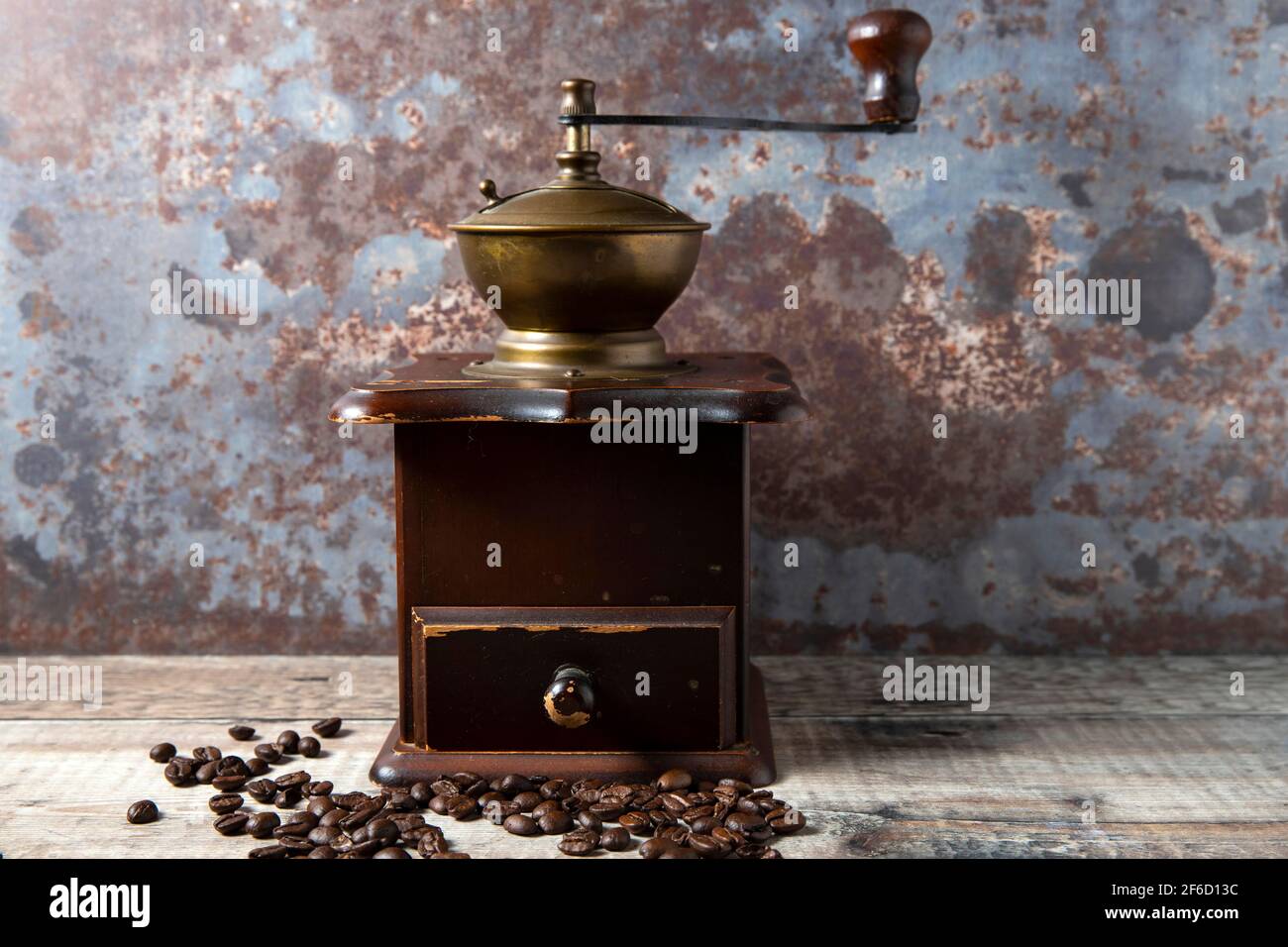 Einfache Stillzeit einer hölzernen, vintage, manuelle Kaffeebohnenmühle. Stockfoto