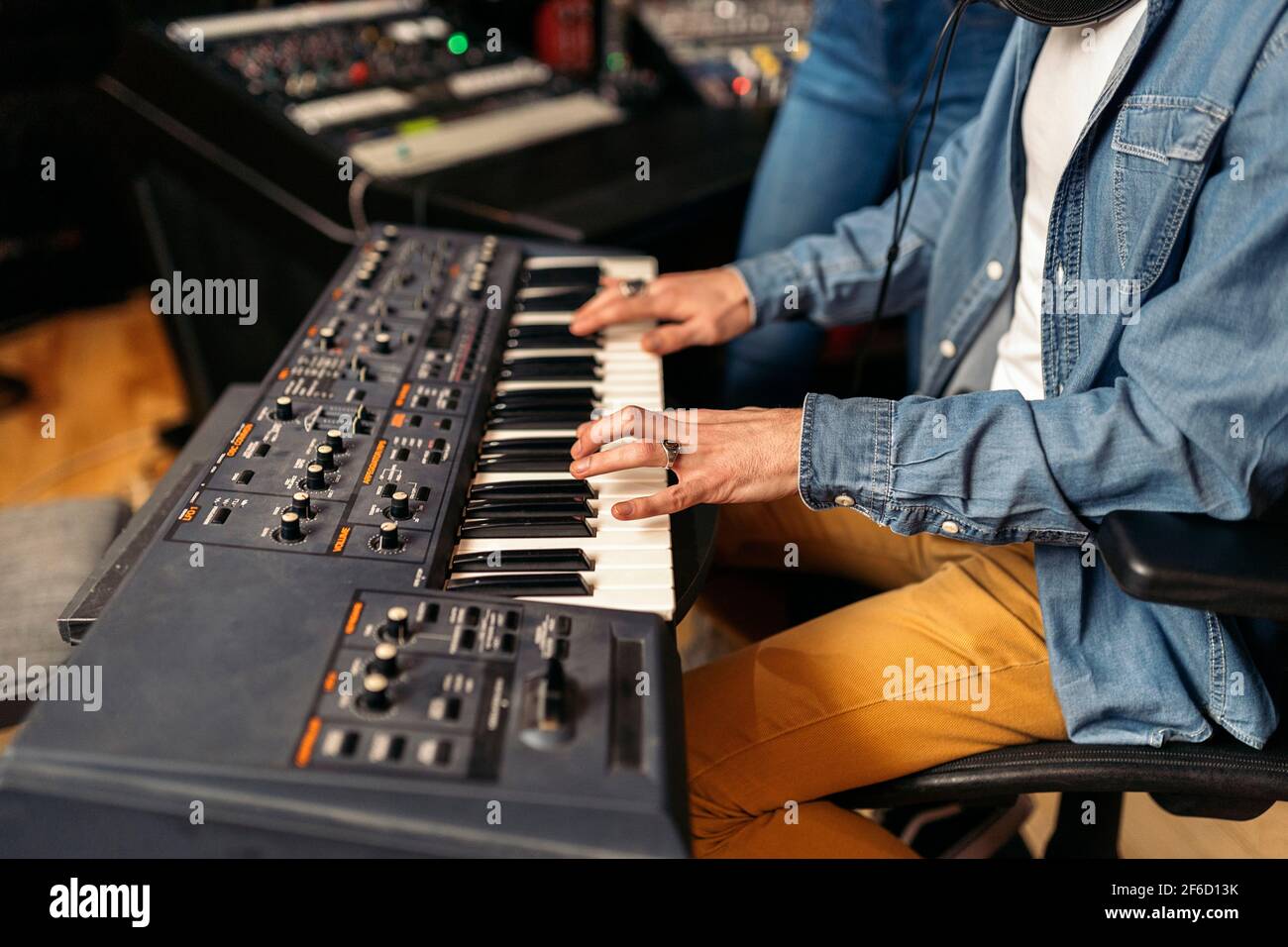 Stock Foto von unerkannten Musiker in professionellen Musikstudio spielen elektronische Klaviertastatur. Stockfoto