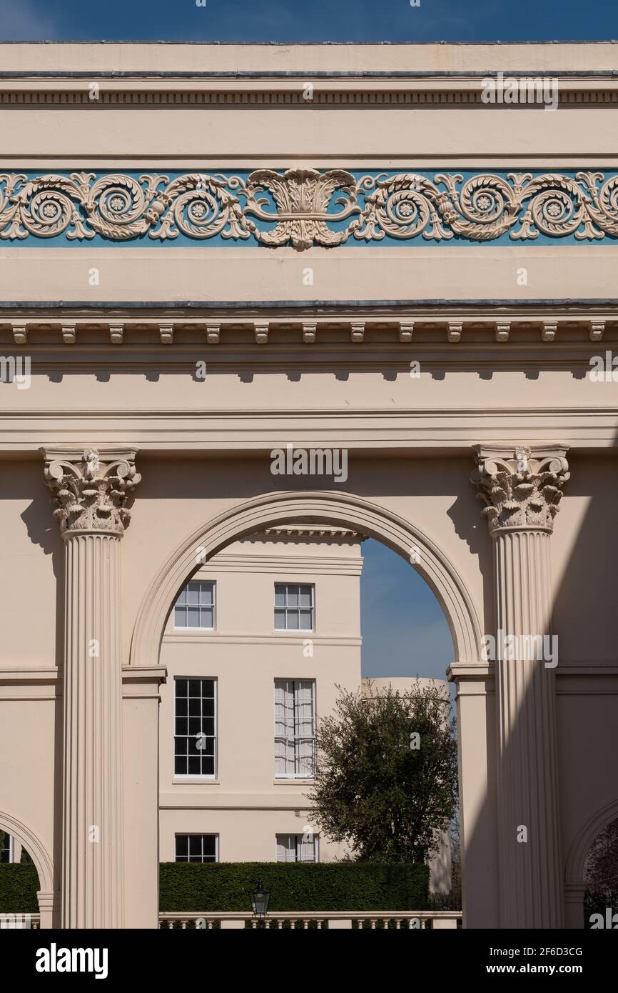 Arch at Chester Terrace, Teil der denkmalgeschützten Nash Terraces mit Blick auf den Regent's Park im Zentrum von London. Stockfoto