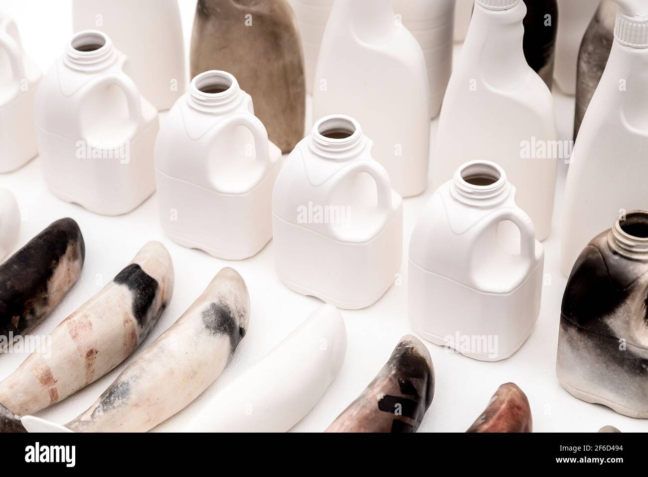 'Harvest' Kunstwerk zur Hervorhebung der Plastikverschmutzung in Ozeanen von der Künstlerin Mella Shaw auf der Other Art Fair 2018, London, Großbritannien Stockfoto