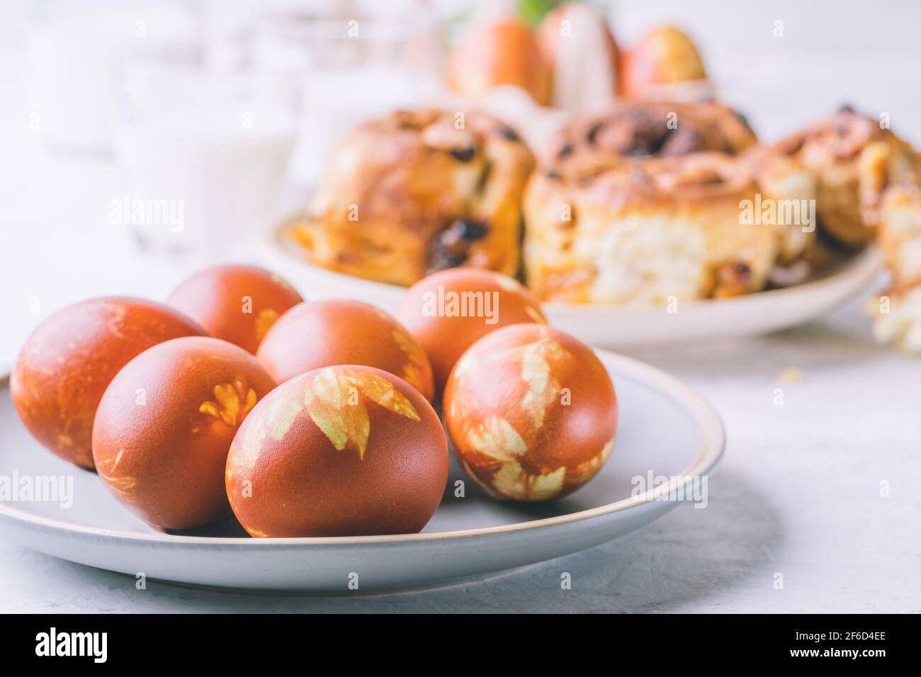 Osterbrunch-Tisch. Natürlich gefärbte Ostereier mit Zwiebelschalen und Frühlingspflanzen, nachhaltiges Wohnen, umweltfreundliches Frühlingsfest Stockfoto