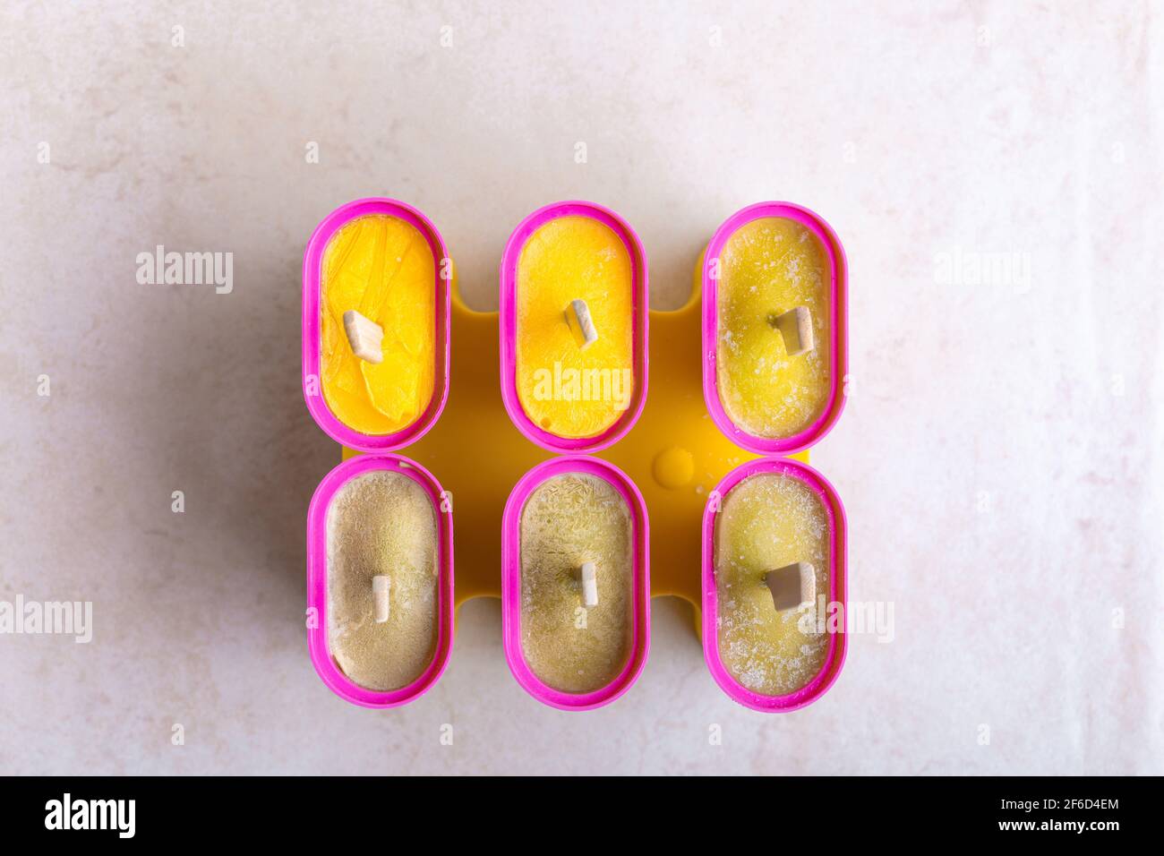 Hausgemachte Mango, grüne Smoothie-Eiszapfen, Draufsicht Stockfoto