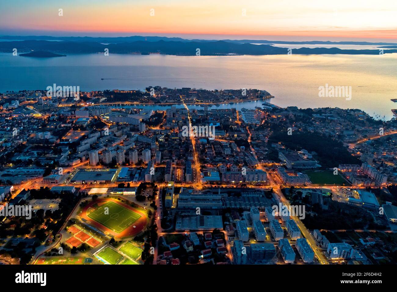 Bunte Nachtlandschaften der Stadt Zadar Luftbild, Dalmatien Region von Kroatien Stockfoto