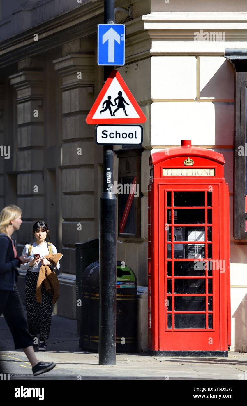 London, England, Großbritannien. Rote Telefonbox in Covent Garden, Leute, die vorbeigehen Stockfoto