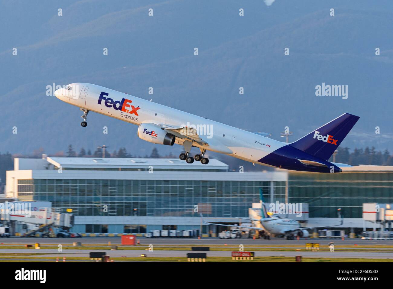 Richmond, British Columbia, Kanada. März 2021, 29th. Ein FedEx Express Boeing 757-2B7(SF) Luftfrachtfrachter (C-FMEP), im Besitz und betrieben von Morningstar Air Express, hebt bei Sonnenuntergang vom Vancouver International Airport ab. Quelle: Bayne Stanley/ZUMA Wire/Alamy Live News Stockfoto