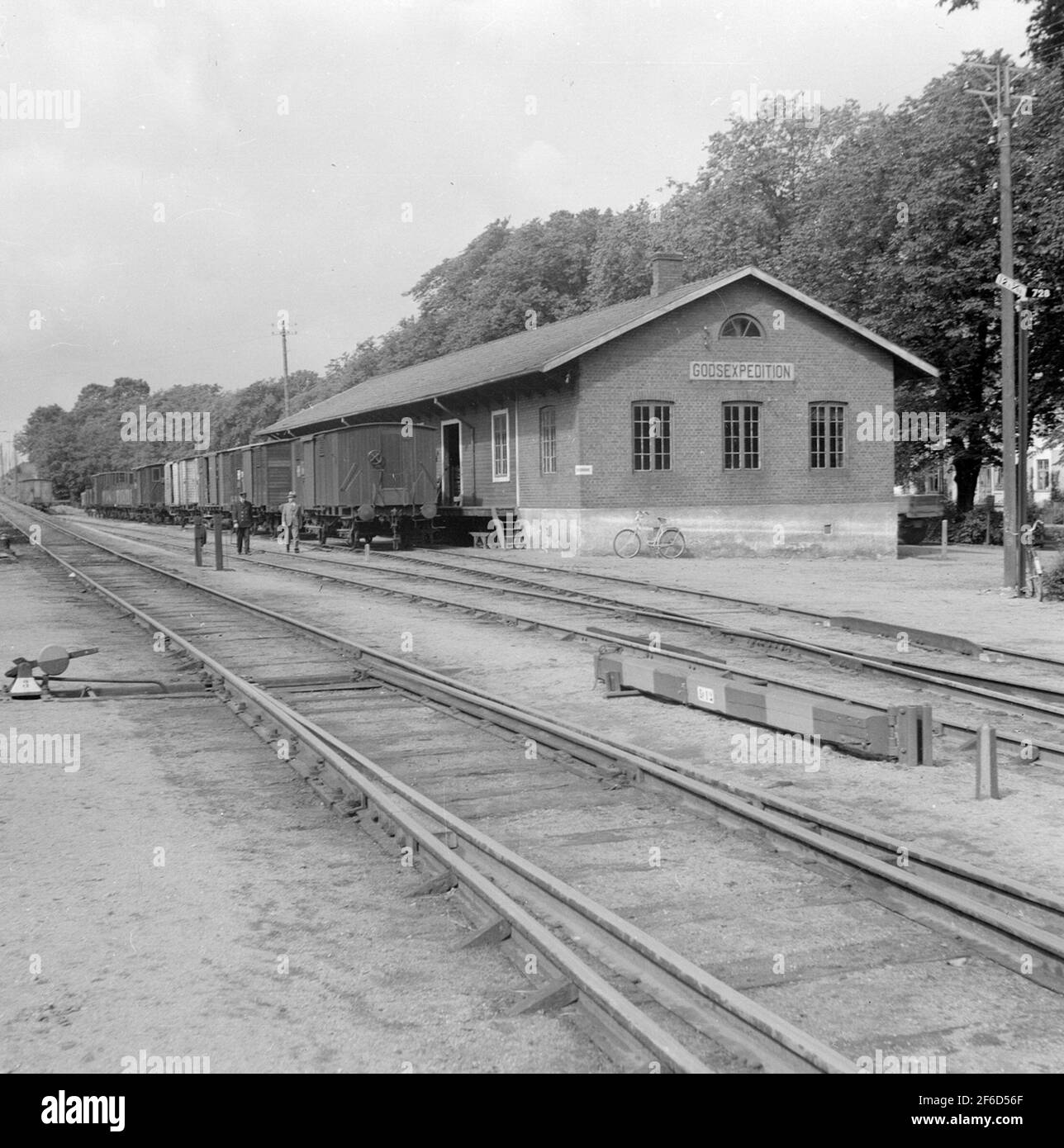 Simrishamn's Eisenbahnhof, die Frachtexpedition. Zwischen den Gleisen wird eine sogenannte Gleisbarriere für die Abschaltung von Gleisen verwendet. Stockfoto