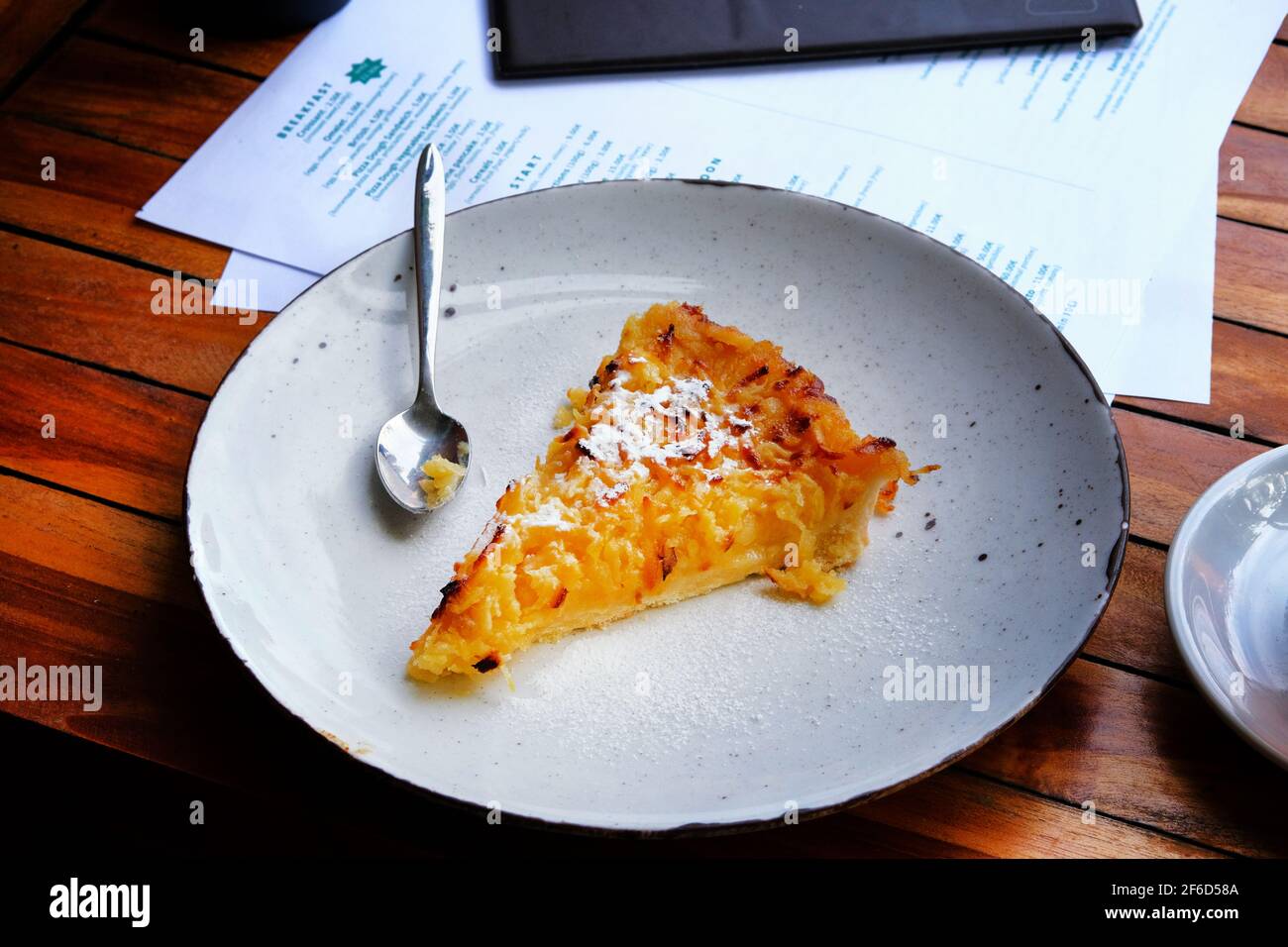 Scheibe frisch gebackene Apfelkuchen auf Porzellanteller auf dem Tisch im Café, Nahaufnahme. Stockfoto