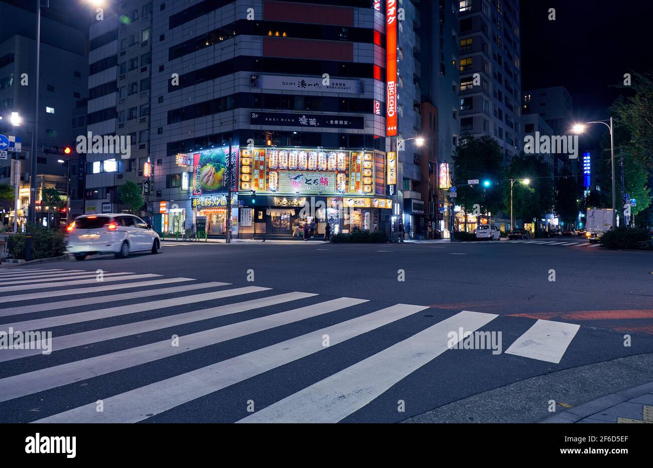Tokio, Japan - 22. Oktober 2019: Die nächtliche Beleuchtung traditioneller japanischer Restaurants am Bahnhof Ningyocho. Nihonbashi, Chuo, Tokio, Japan. Stockfoto