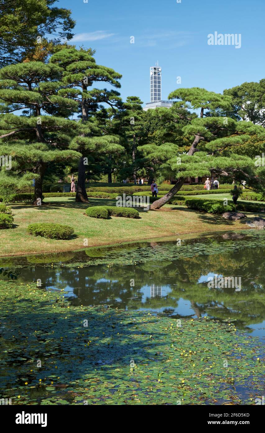 Tokyo, Japan - 23. Oktober 2019 Teich Im Ninomaru Garten In Fast Der  Gleichen Position Wie Der Ursprüngliche Garten Von Kobori Enshu Am Fuße Des  Entworfen Stockfotografie - Alamy