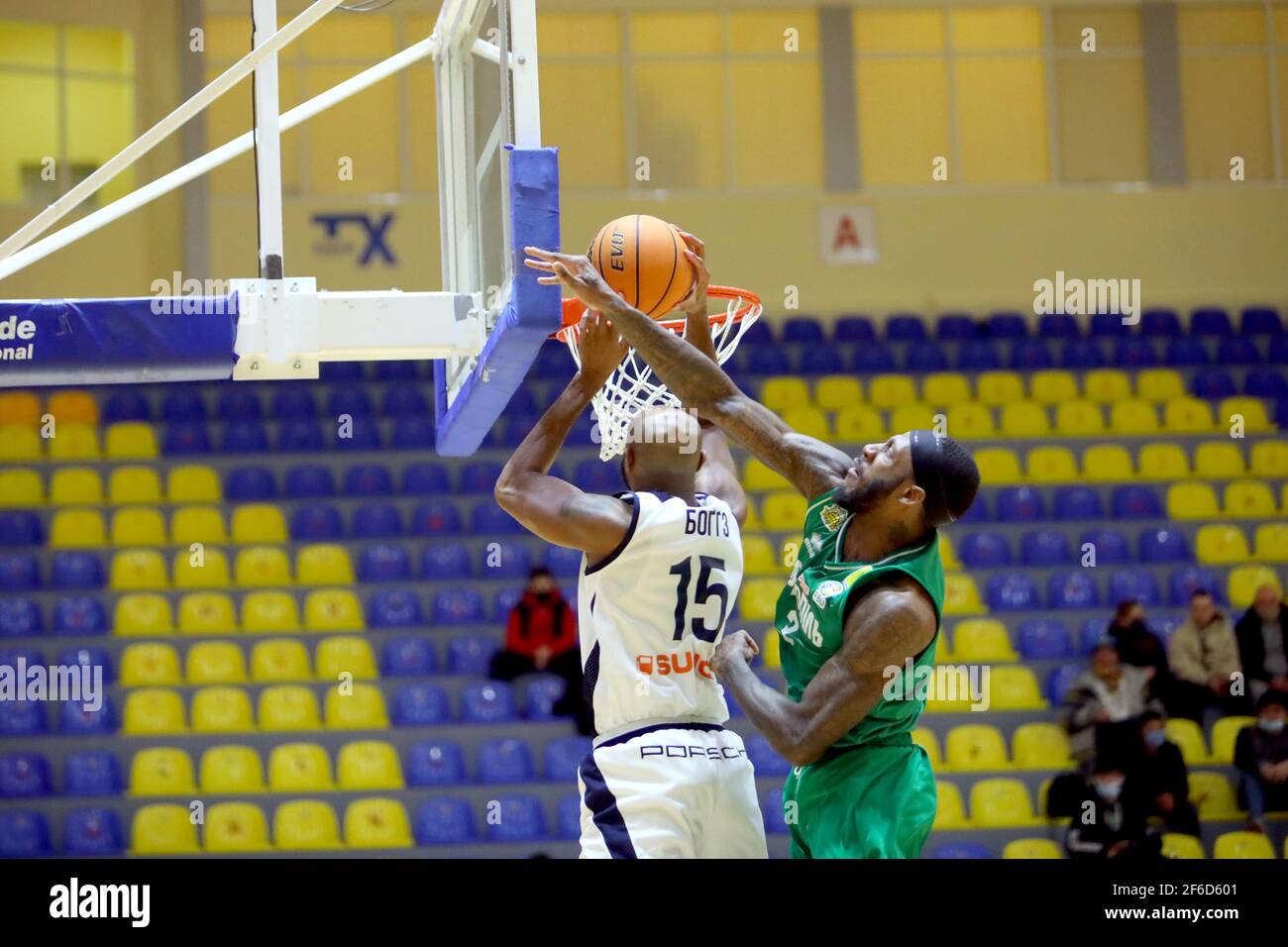 KHARKIV, UKRAINE - 30. MÄRZ 2021 - Wachmann Brandon Boggs (R, Mitte) von BC Kharkivski Sokoly wird in Aktion mit einem Spieler von BC Ternopil während der gesehen Stockfoto