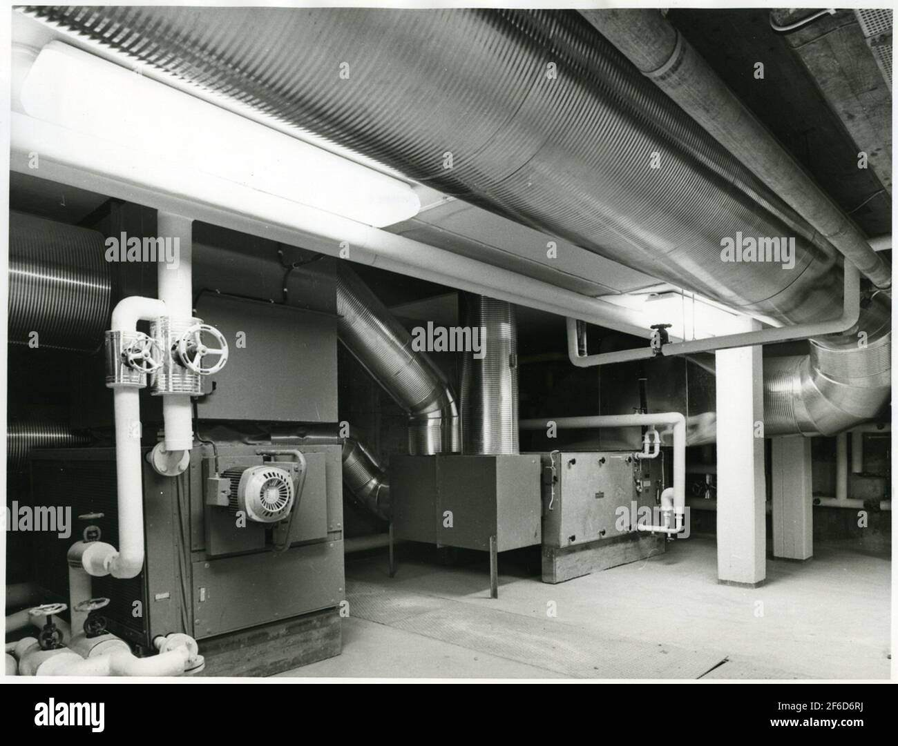 Einer der Trägerräume für Wärmetechnikanlagen. Links im Bild ist eine Enteisungseinheit zu sehen, Hagalund. Stockfoto