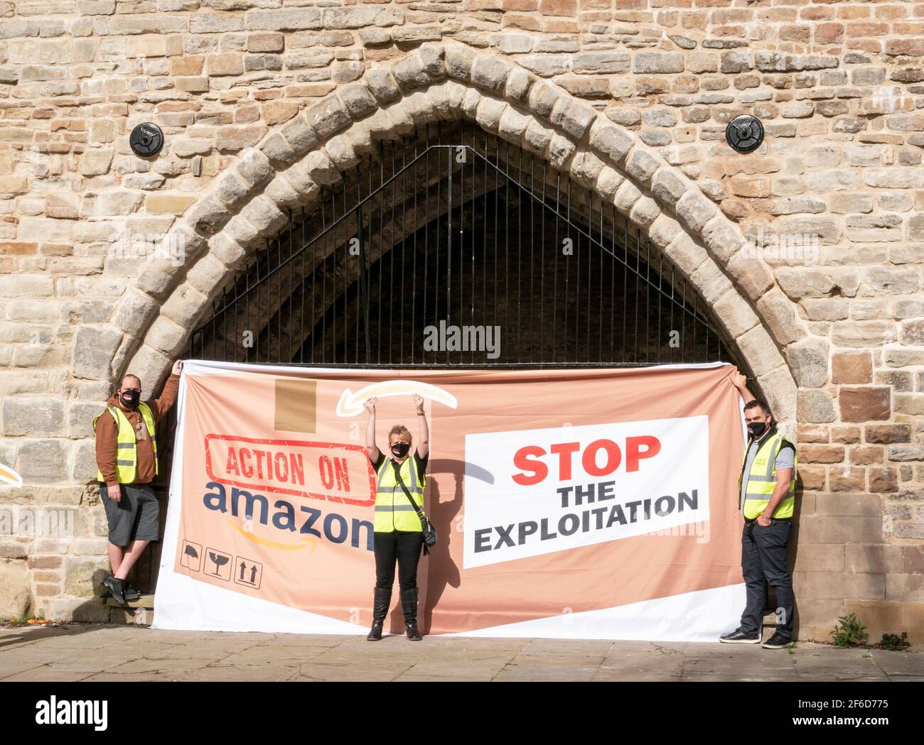 31. März 2021 Gewerkschaftsmitglieder von Unite protestieren gegen Amazon  im Nottingham Castle Nottingham England.die Gewerkschaft Unite stellt eine  Hotline für Mitarbeiter von Amazon ein, um sich über ihre Behandlung am  Arbeitsplatz zu