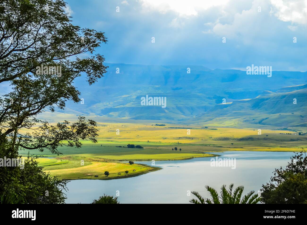 Drakensberger Berghang und Glockenturm Staudamm um Cathkin Peak Stockfoto