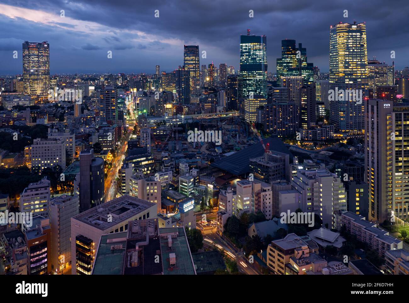 Tokio, Japan - 23. Oktober 2019: Die Wolkenkratzer der ARK Hills von der Aussichtsplattform des Tokyo Tower bei Nacht aus gesehen. Minato Stadt. Tokio. Japan Stockfoto