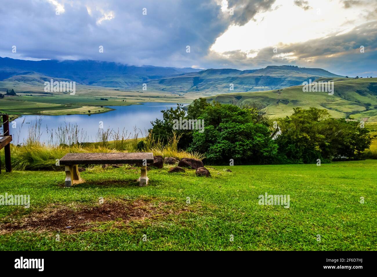 Drakensberger Berghang und Glockenturm Staudamm um Cathkin Peak Stockfoto