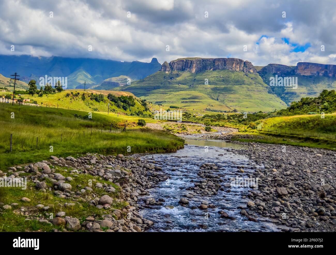 Königliches Amphitheater der Drakensberger Berge an einem bewölkten, bewölkten Tag Stockfoto