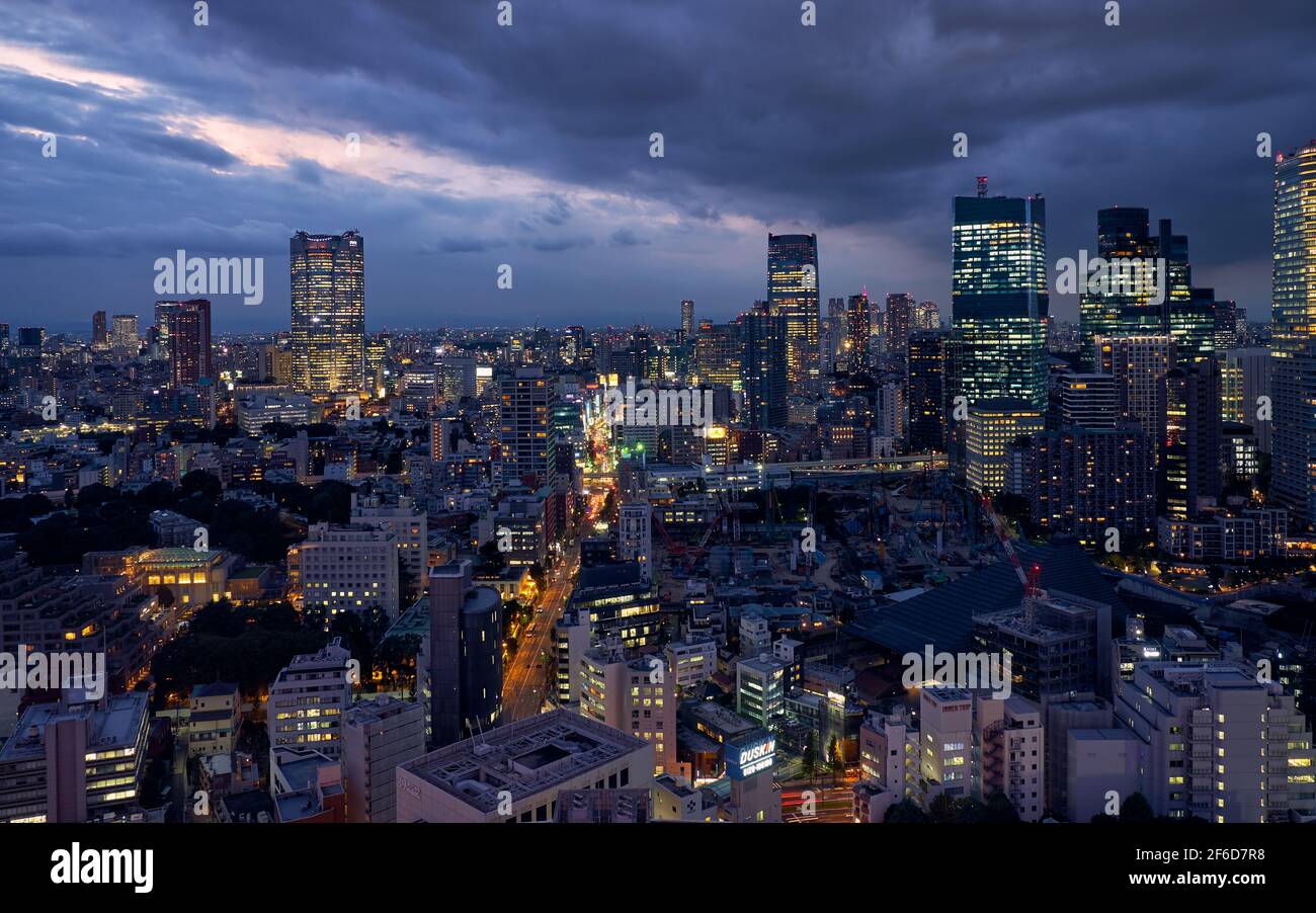 Tokio, Japan - 23. Oktober 2019: Die Wolkenkratzer der ARK Hills von der Aussichtsplattform des Tokyo Tower bei Nacht aus gesehen. Minato Stadt. Tokio. Japan Stockfoto