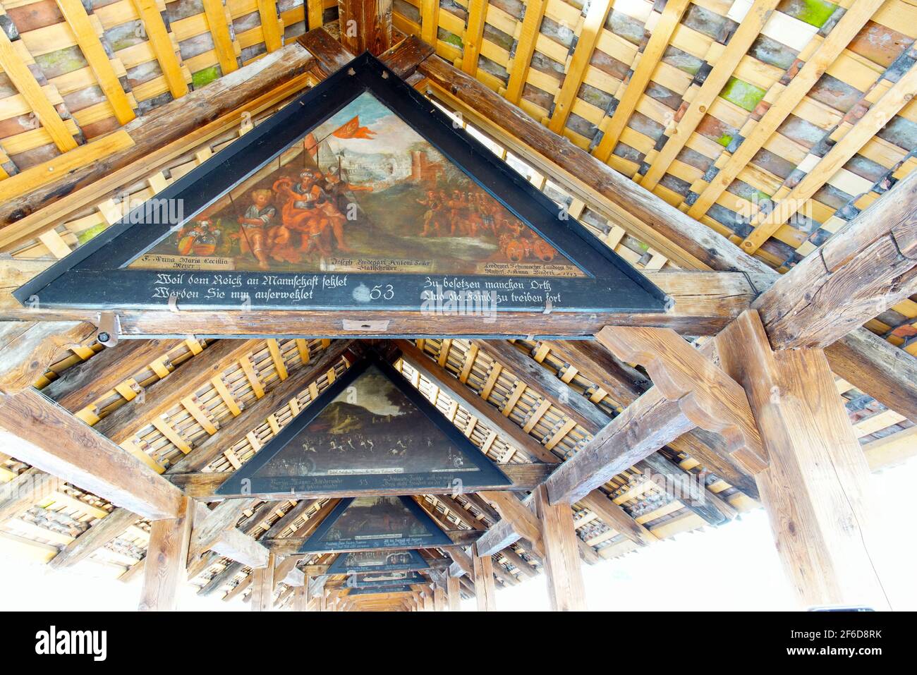 Kapellbrücke (Kapellbrücke) in der Nähe der St. Peter's Chapel. Die Gemälde wurden während der Gegenreformation geschaffen, mit Szenen, die die Kath fördern Stockfoto