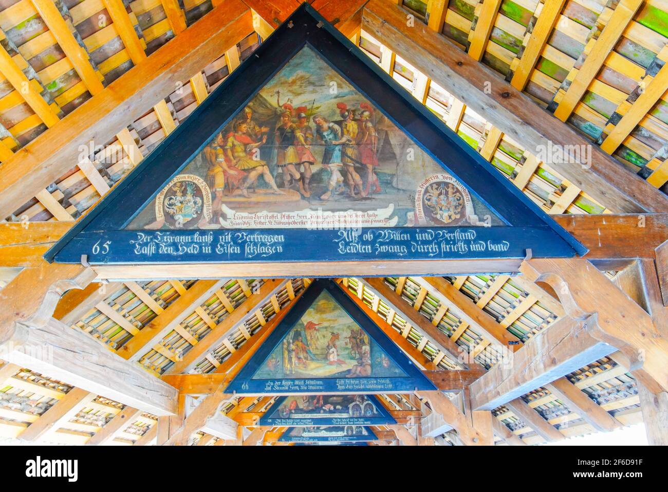 Kapellbrücke (Kapellbrücke) in der Nähe der St. Peter's Chapel. Die Gemälde wurden während der Gegenreformation geschaffen, mit Szenen, die die Kath fördern Stockfoto