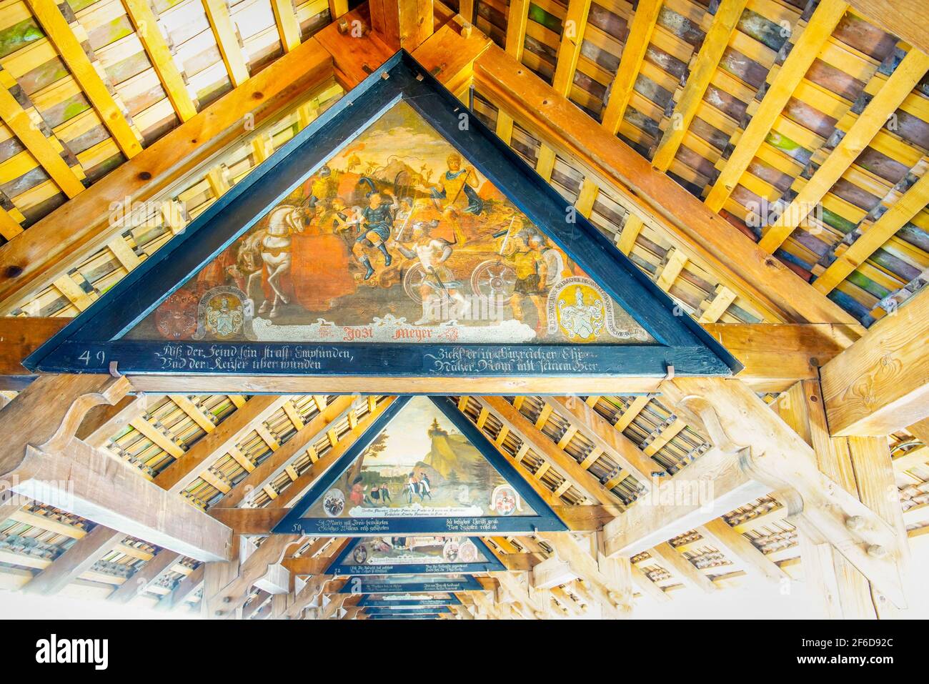 Kapellbrücke (Kapellbrücke) in der Nähe der St. Peter's Chapel. Die Gemälde wurden während der Gegenreformation geschaffen, mit Szenen, die die Kath fördern Stockfoto