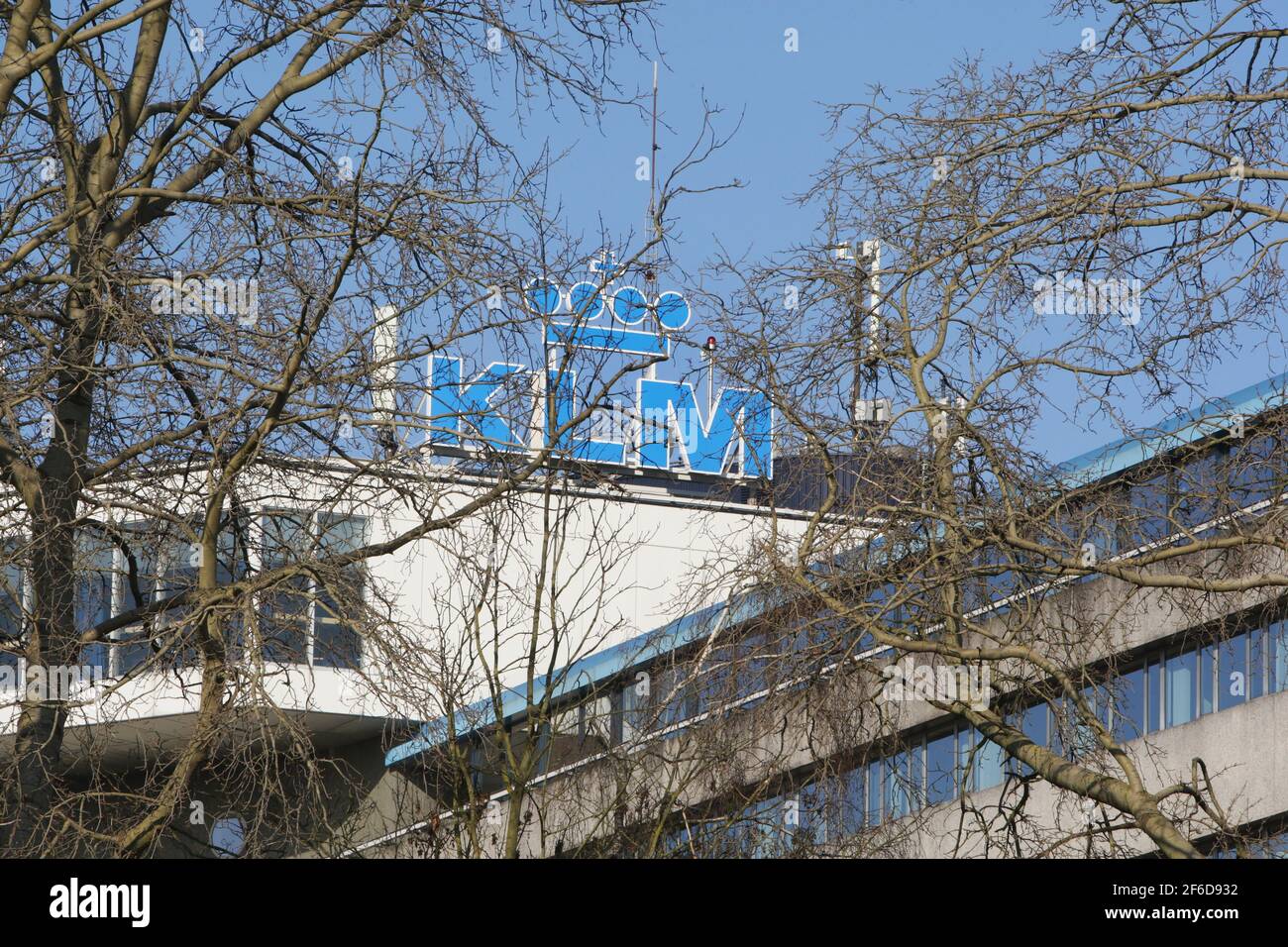 Amstelveen, Niederlande. März 2021, 30th. Das Bild zeigt das KLM-Logo am 30. März 2021 in Amsterlveen, Niederlande. Airline Air France-KLM verbuchte im vergangenen Jahr einen Verlust von €7,1bn Stellen und kürzerte weitere 800 bis 1.000 Arbeitsplätze aufgrund der anhaltenden Coronavirus-Krise erhält KLM von der niederländischen Regierung ein Hilfspaket in Höhe von 3,4 Milliarden Euro, um durch die Coronavirus-Krise zu überleben. (Foto von Paulo Amorim/Sipa USA) Quelle: SIPA USA/Alamy Live News Stockfoto