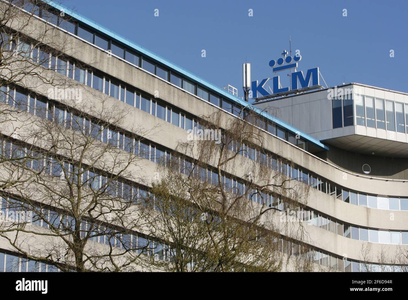 Amstelveen, Niederlande. März 2021, 30th. Das Bild zeigt das KLM-Logo am 30. März 2021 in Amsterlveen, Niederlande. Airline Air France-KLM verbuchte im vergangenen Jahr einen Verlust von €7,1bn Stellen und kürzerte weitere 800 bis 1.000 Arbeitsplätze aufgrund der anhaltenden Coronavirus-Krise erhält KLM von der niederländischen Regierung ein Hilfspaket in Höhe von 3,4 Milliarden Euro, um durch die Coronavirus-Krise zu überleben. (Foto von Paulo Amorim/Sipa USA) Quelle: SIPA USA/Alamy Live News Stockfoto