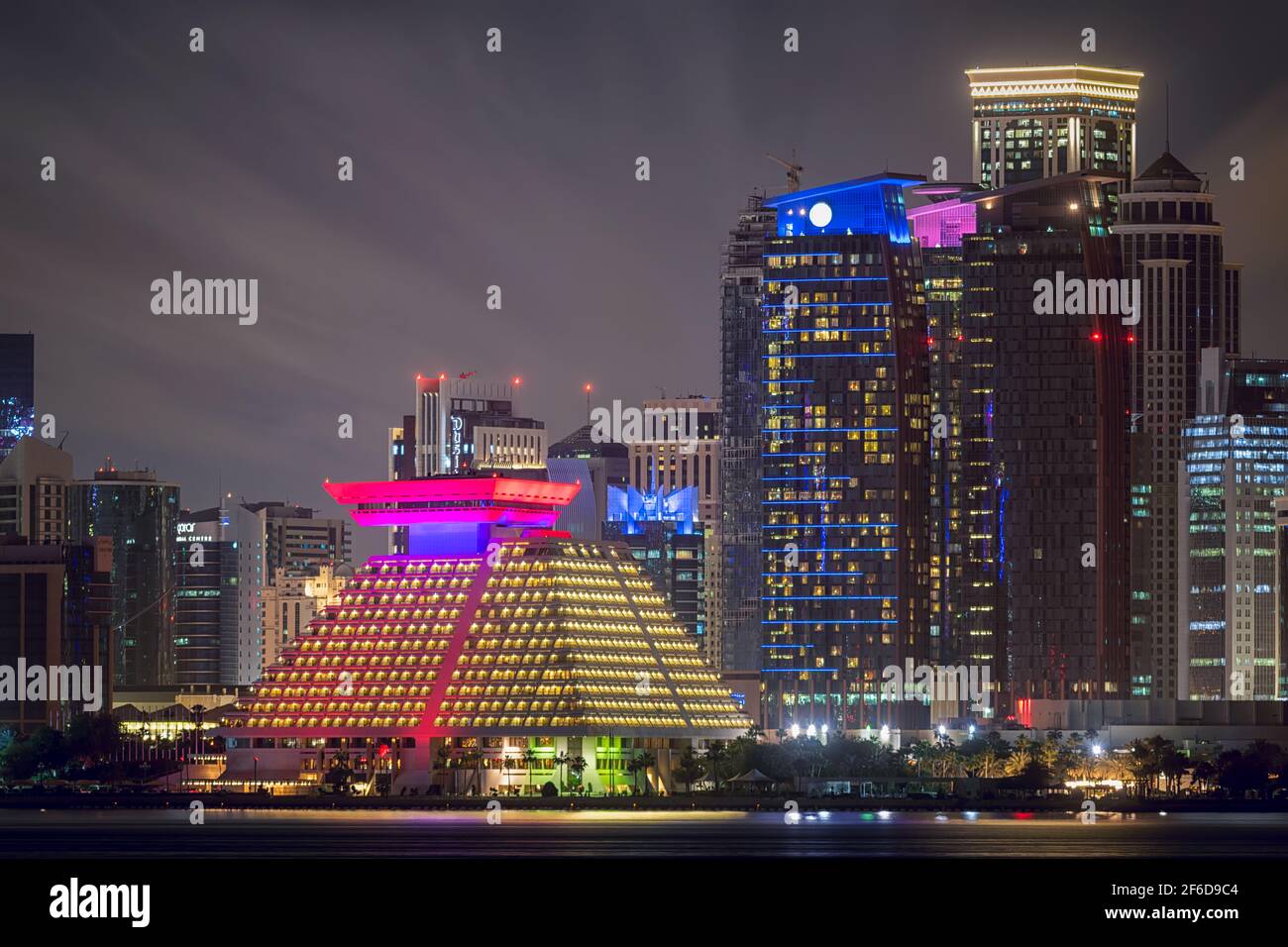 Sheraton Grand Doha Resort and Convention Hotel in Doha Night Anzeigen Stockfoto