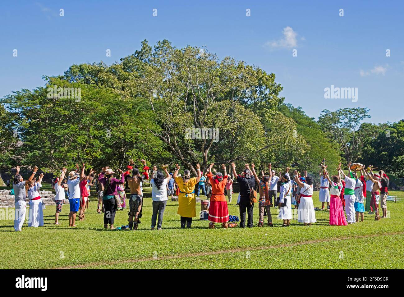 Touristen und Mexikaner in traditionellen Maya-Outfits feiern Frühlings-Tagundnachtgleiche auf der präkolumbianischen Maya-Kulturstätte von Palenque, Chiapas, Mexiko Stockfoto