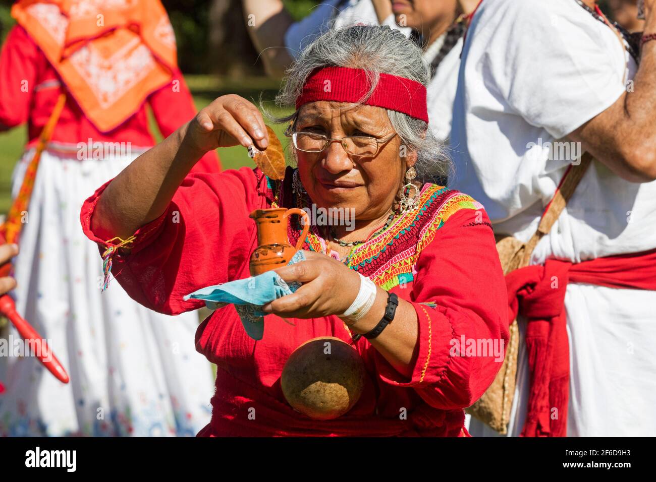 Mexikanische Chʼol Frau im traditionellen Maya-Outfit feiert die Frühlings-Tagundnachtgleiche auf der präkolumbianischen Maya-Zivilisationsstätte von Palenque, Chiapas, Mexiko Stockfoto