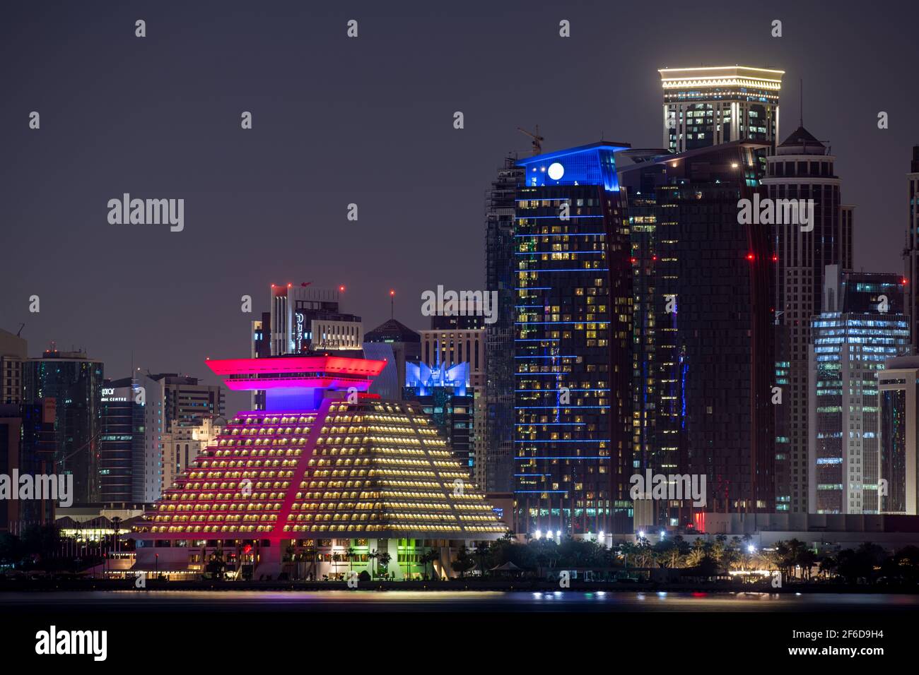 Sheraton Grand Doha Resort and Convention Hotel in Doha Night Anzeigen Stockfoto