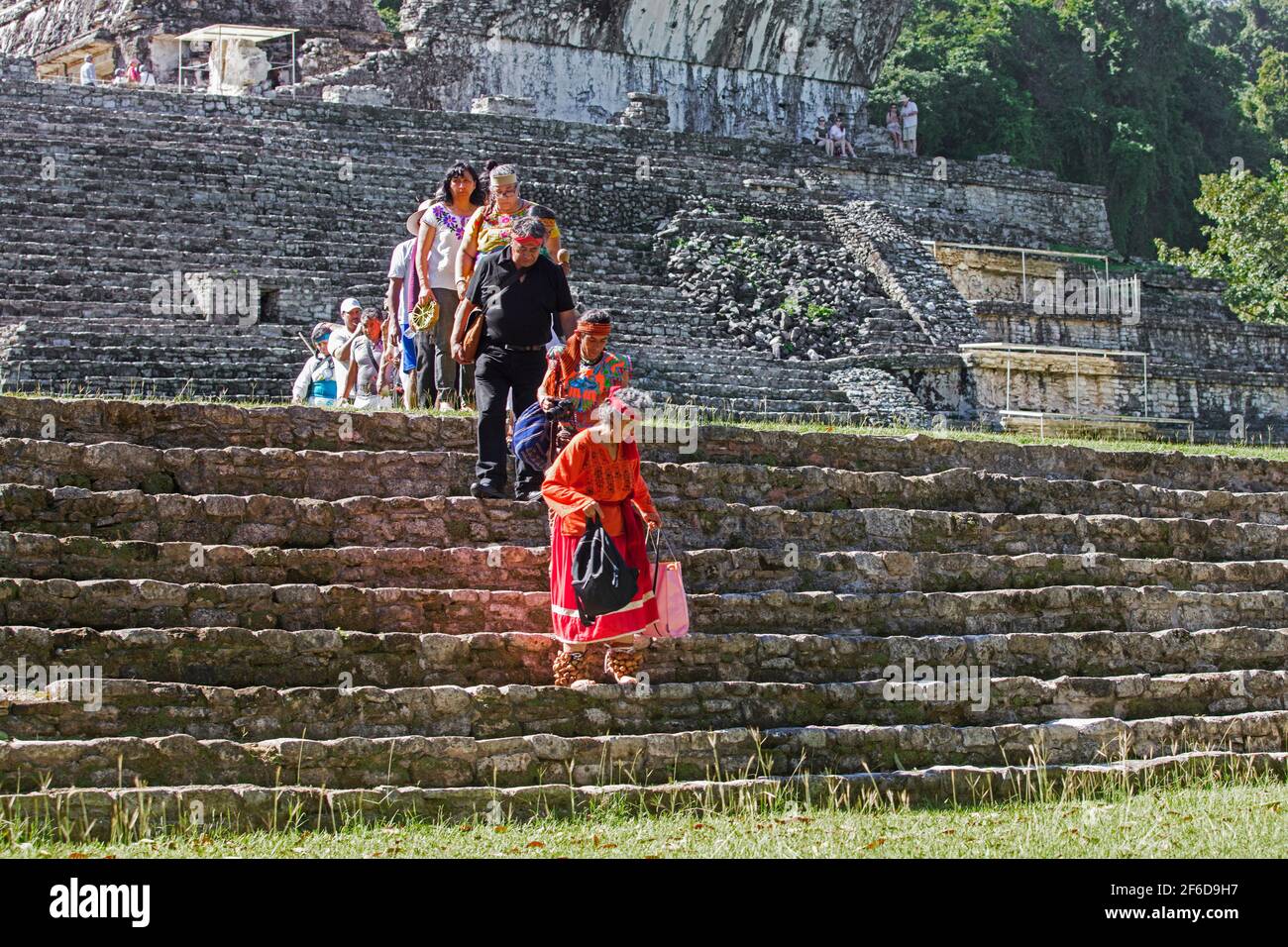 Touristen und Mexikaner in traditionellen Maya-Outfits feiern Frühlings-Tagundnachtgleiche auf der präkolumbianischen Maya-Kulturstätte von Palenque, Chiapas, Mexiko Stockfoto