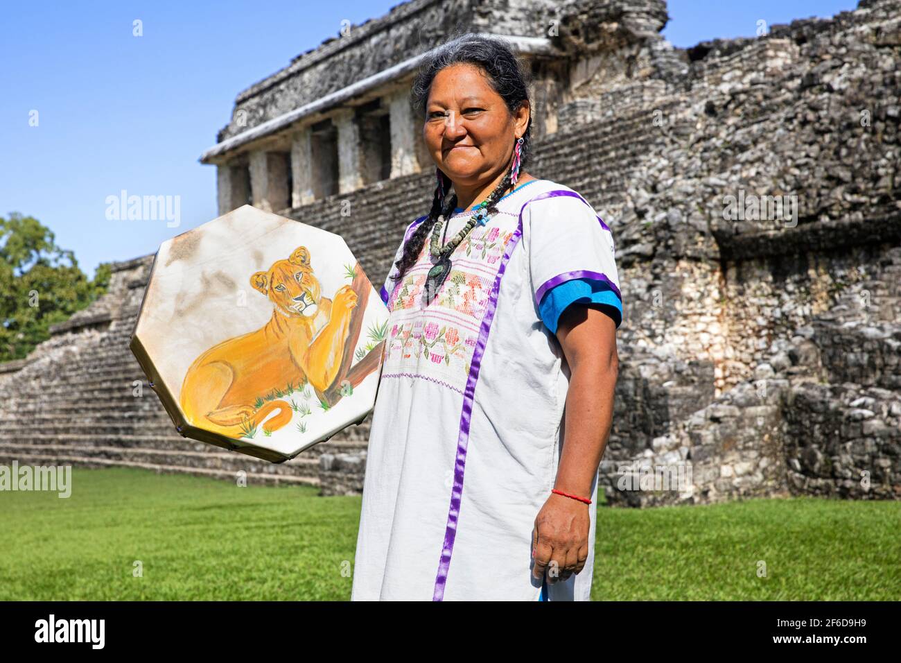 Mexikanische Chʼol Frau im traditionellen Maya-Outfit zeigt Kunsthandwerk auf der präkolumbianischen Maya-Zivilisation in Palenque, Chiapas, Mexiko Stockfoto