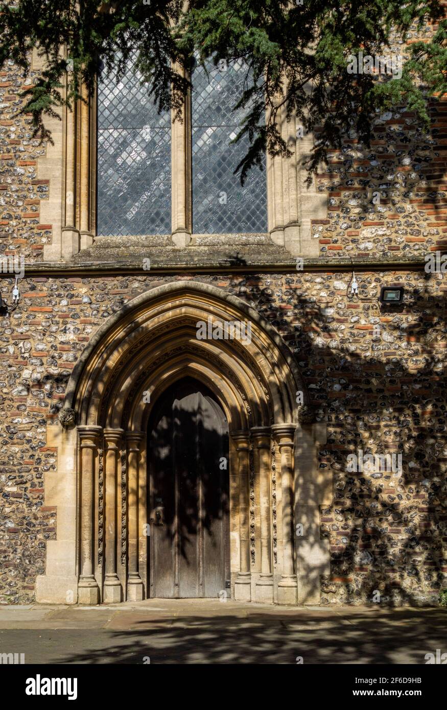 St. Albans Abbey auch bekannt als St. Albans Cathedral - Seitenansicht und gewölbter Eingang Stockfoto