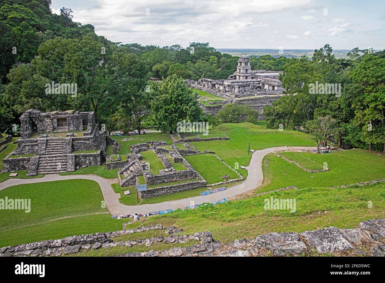 Luftaufnahme über Tempelruinen und den Palast mit Aussichtsturm auf der präkolumbianischen Maya-Kulturstätte von Palenque, Chiapas, Mexiko Stockfoto