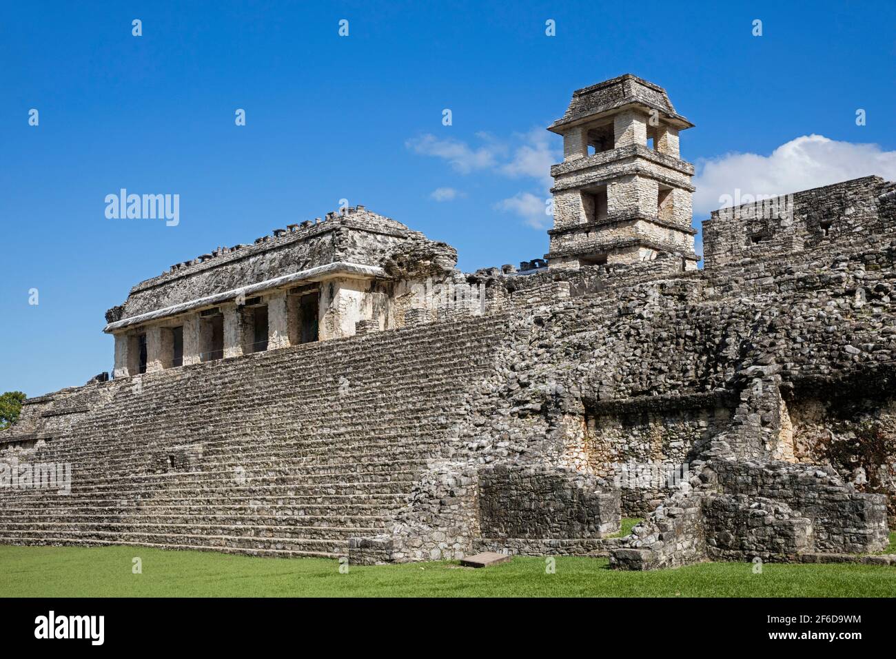 Palast mit Aussichtsturm auf der präkolumbianischen Maya-Zivilisationsstätte von Palenque, Chiapas, Südmexiko Stockfoto